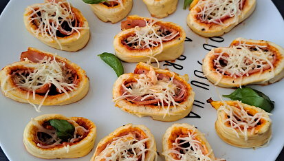 Pizza šneky z mozzarellového těsta
