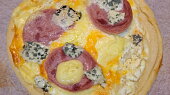 Pizza z tvarohového těsta