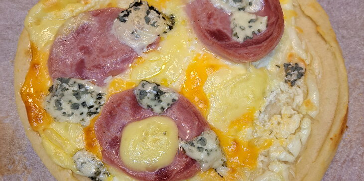 Pizza z tvarohového těsta