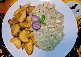 Kuřecí kousky v nivové omáčce s bramborami zapečenými s česnekem