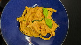Tagliatelle s omáčkou z restované cibule a sušených rajčat