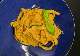 Tagliatelle s omáčkou z restované cibule a sušených rajčat