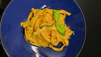 Tagliatelle s omáčkou z restované cibule a sušených rajčat