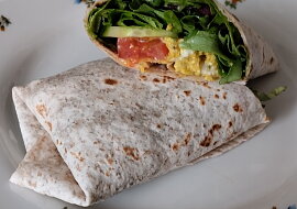 Tortilla s míchanými vajíčky a zeleninou