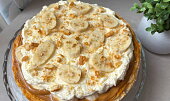 Banánový cheesecake s karamelem a šlehačkou
