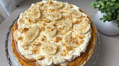 Banánový cheesecake s karamelem a šlehačkou
