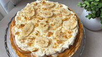 Banánový cheesecake s karamelem a šlehačkou