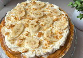Banánový cheesecake s karamelem a šlehačkou