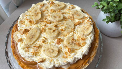 Banánový cheesecake s karamelem a šlehačkou