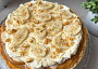 Banánový cheesecake s karamelem a šlehačkou