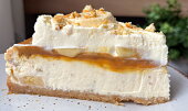 Banánový cheesecake s karamelem a šlehačkou