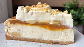 Banánový cheesecake s karamelem a šlehačkou
