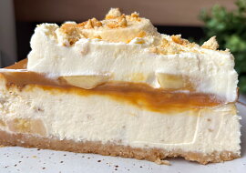 Banánový cheesecake s karamelem a šlehačkou
