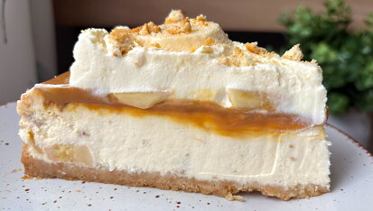 Banánový cheesecake s karamelem a šlehačkou