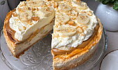 Banánový cheesecake s karamelem a šlehačkou