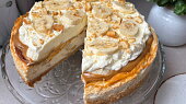 Banánový cheesecake s karamelem a šlehačkou