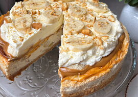Banánový cheesecake s karamelem a šlehačkou