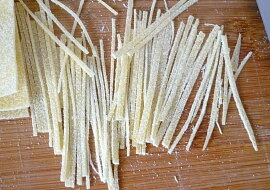Domácí nudle a flíčky (Přidávala jsem cca 80-100 g mouky navíc)