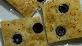 Focaccia podle Emanuele Ridi (Italský chléb) (Pridala som olivy)