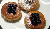 Vláčné donutky à la koblihy (Cesto som použila na klasické koblihy, časť s Nutellou, časť s džemom)