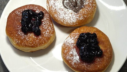 Vláčné donutky à la koblihy, Cesto som použila na klasické koblihy, časť s Nutellou, časť s džemom