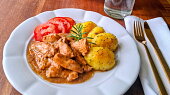 Marinované kuřecí maso a česnekové brambory