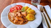 Marinované kuřecí maso a česnekové brambory