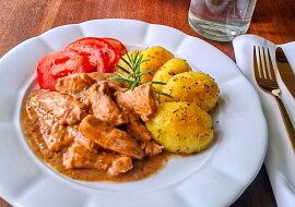 Marinované kuřecí maso a česnekové brambory