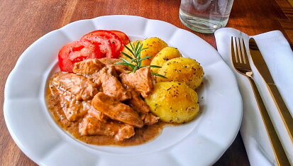 Marinované kuřecí maso a česnekové brambory