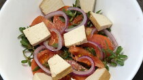 Salát ze šruchy zelné, rajčat a tofu