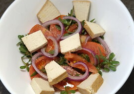 Salát ze šruchy zelné, rajčat a tofu