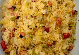 Zapečené zelí s bramborami, slaninou a salámem