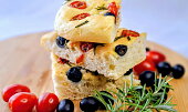 Focaccia s čerstvými rajčaty
