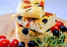Focaccia s čerstvými rajčaty