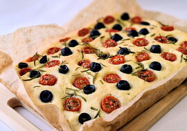 Focaccia s čerstvými rajčaty