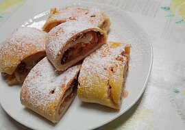 Jablkový závin z tvarohového těsta