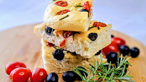 Focaccia s olivami, čerstvými rajčaty a rozmarýnem