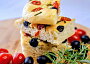 Focaccia s olivami, čerstvými rajčaty a rozmarýnem