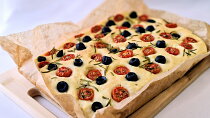 Focaccia s olivami, čerstvými rajčaty a rozmarýnem