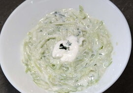 Okurkovy salat se zakysanou smetanou
