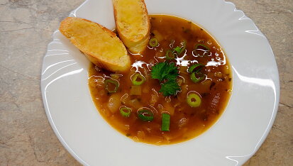 Pórkovo-cibulová polévka na způsob francouzské cibulačky