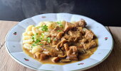 Vepřové kostky na houbách čerstvých i sušených