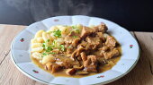 Vepřové kostky na houbách čerstvých i sušených