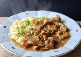 Vepřové kostky na houbách čerstvých i sušených