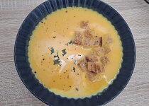 Mrkvová polévka s červenou čočkou a krutonky