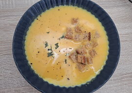 Mrkvová polévka s červenou čočkou a krutonky
