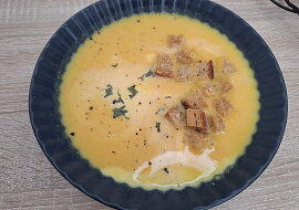 Mrkvová polévka s červenou čočkou a krutonky