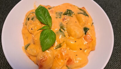 Smetanové rajčatové gnocchi z jedné pánve