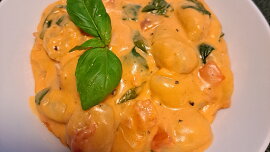 Smetanové rajčatové gnocchi z jedné pánve