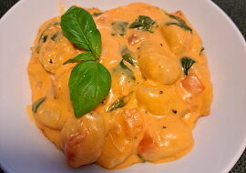 Smetanové rajčatové gnocchi z jedné pánve